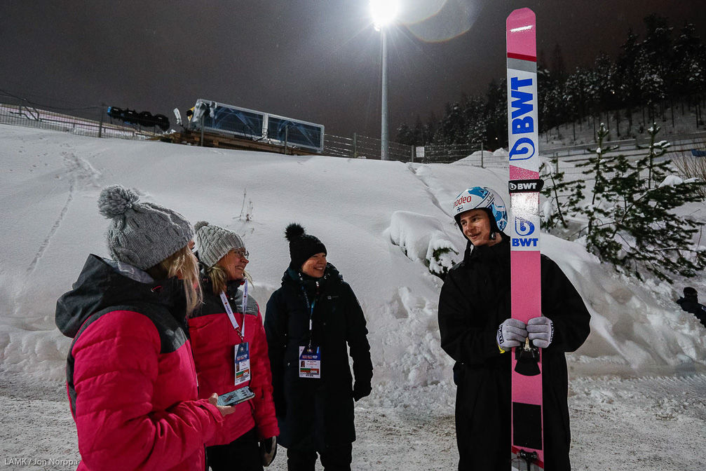 Salpausselän kisat 08.-10.02.2019. Lahti Ski Games 08.-10.02.2019. HS130. Eetu Nousiainen ja fanit. By LAMK / Jon Norppa